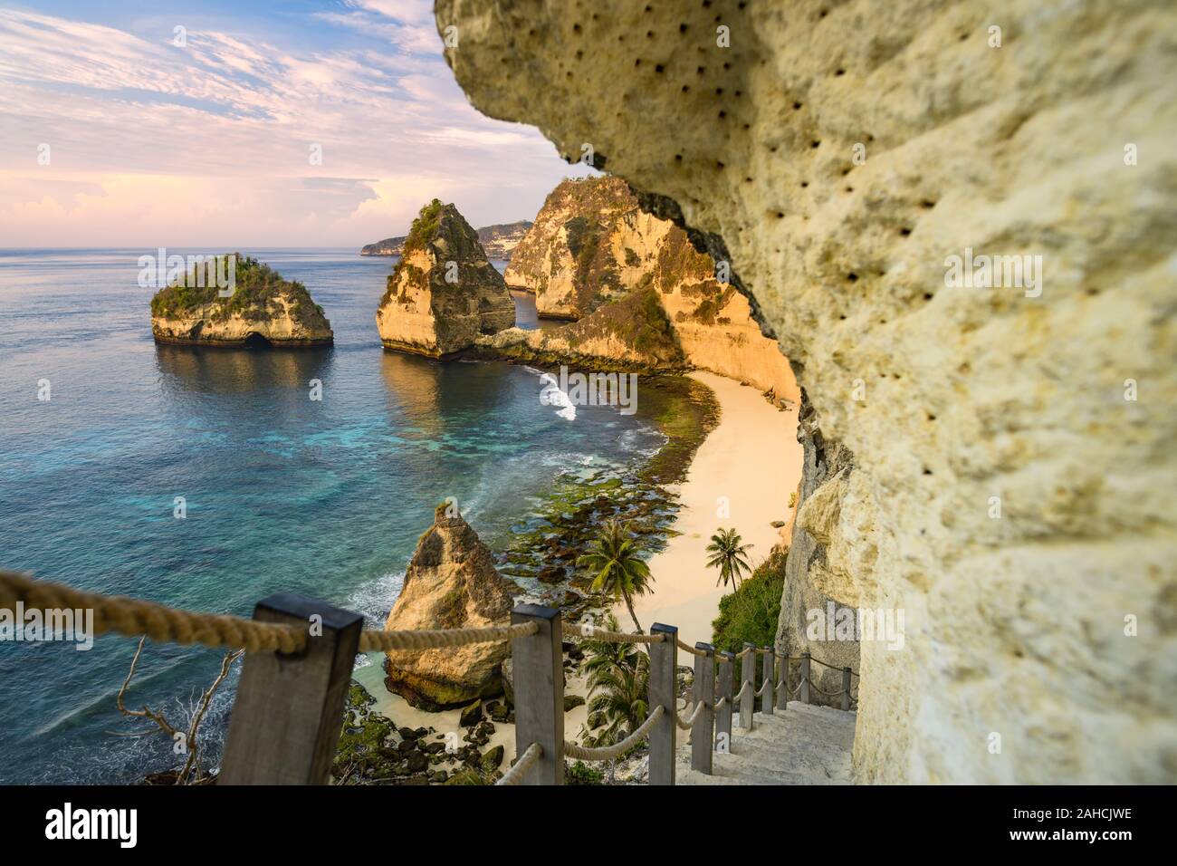 Atemberaubende Aussicht auf die Diamond Beach gebadet vom türkisfarbenen Meer bei einem wunderschönen Sonnenaufgang. Stockfoto