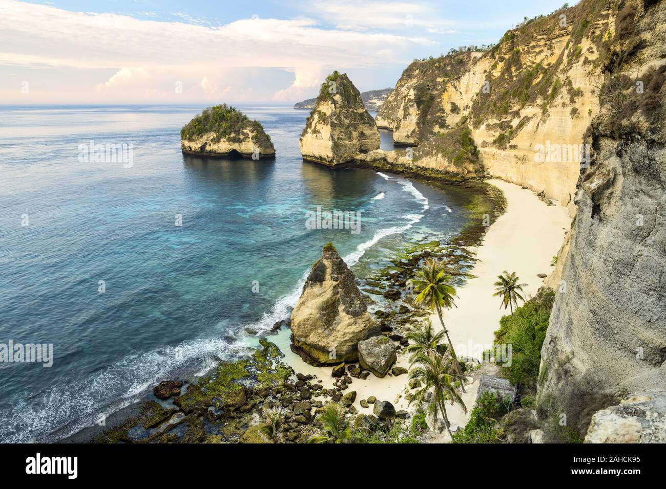 Atemberaubende Aussicht auf die Diamond Beach gebadet vom türkisfarbenen Meer bei einem wunderschönen Sonnenaufgang. Stockfoto
