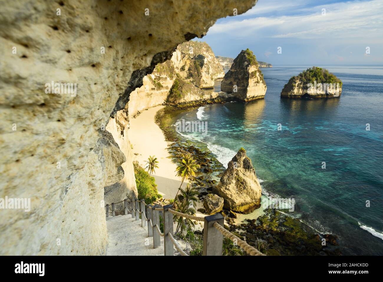 Atemberaubende Aussicht auf die Diamond Beach gebadet vom türkisfarbenen Meer bei einem wunderschönen Sonnenaufgang. Stockfoto