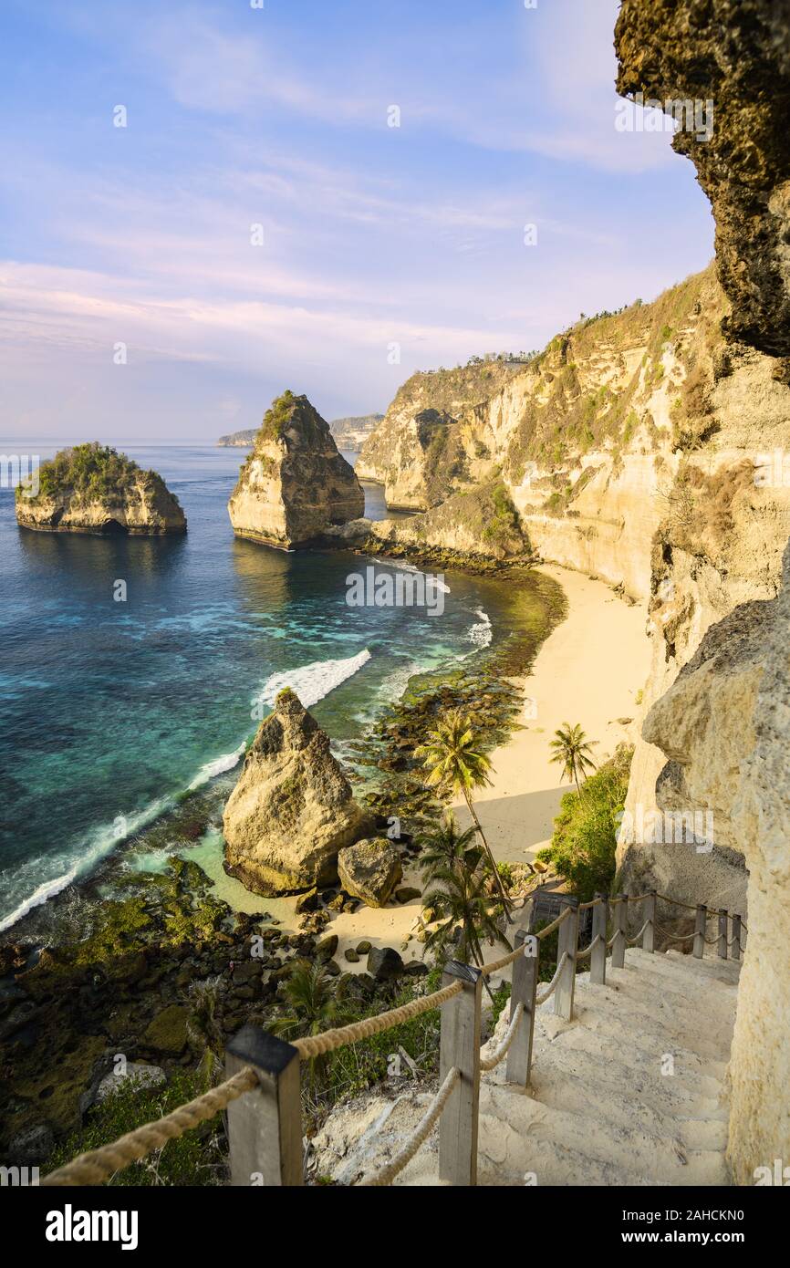 Atemberaubende Aussicht auf die Diamond Beach gebadet vom türkisfarbenen Meer bei einem wunderschönen Sonnenaufgang. Stockfoto