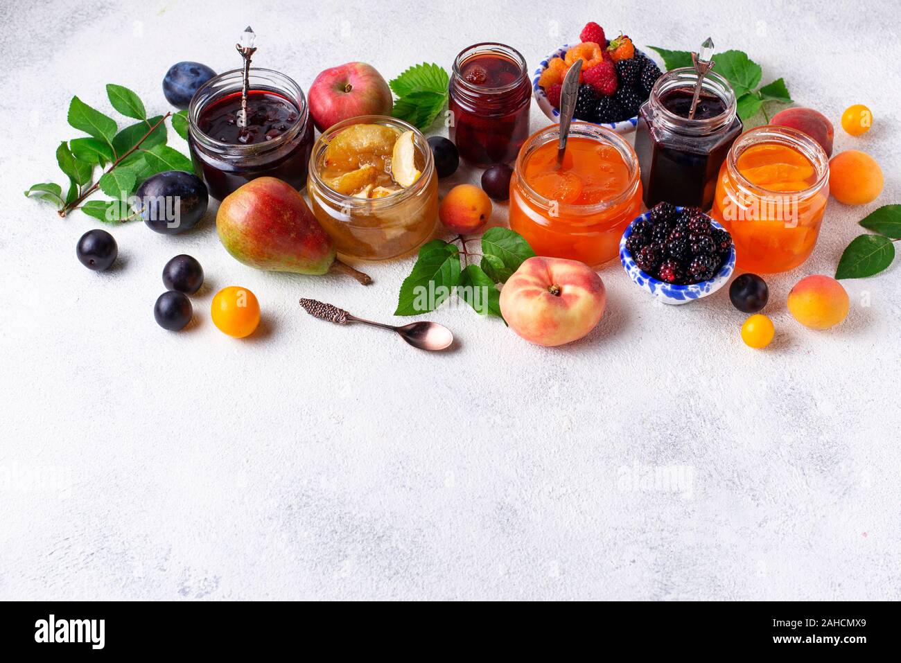 Sortiment von Marmelade in Gläser Stockfoto