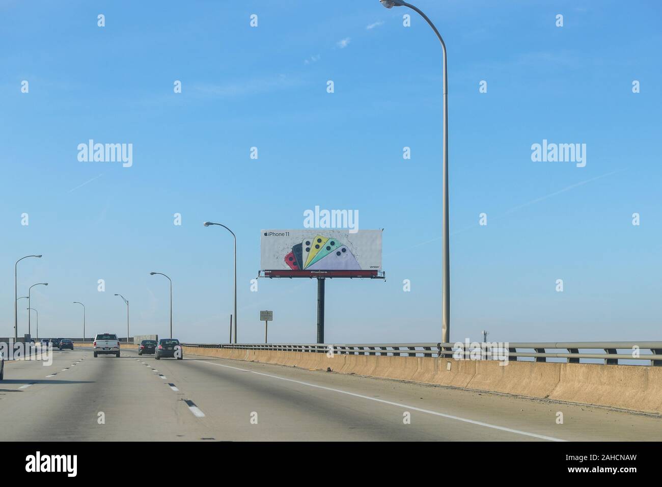 New Jersey Dezember 26, 2019: ein Plakat werbung das iPhone 11 Pro, die auf der Autobahn - Bild Stockfoto