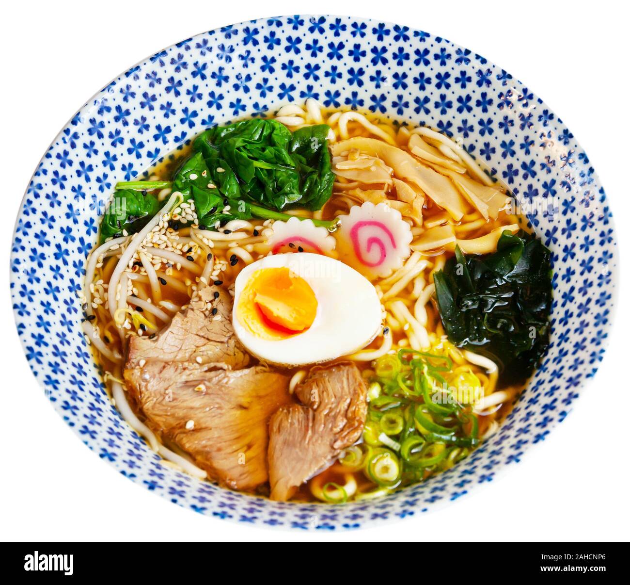 Im asiatischen Stil Abendessen, leckere Ramen Suppe mit Rindfleisch. Auf weissem Hintergrund Stockfoto