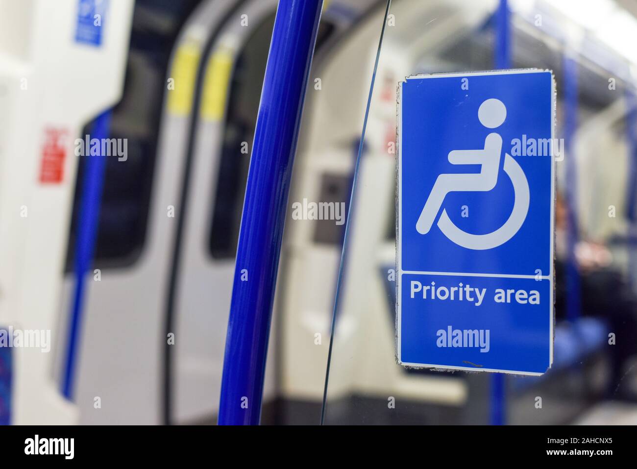 Priorität Sitzecke für Menschen mit Rollstuhl oder mit einer Behinderung in öffentlichen Verkehrsmitteln Zug Stockfoto