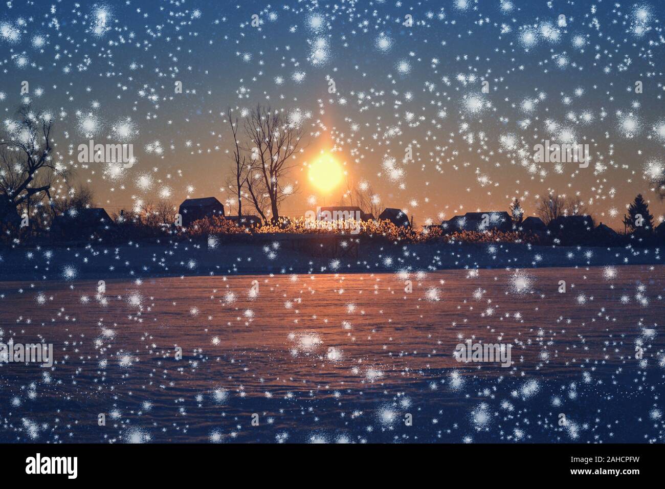 Traumhafte Winterlandschaft mit Sunrise und fallenden Schnee Effekt Stockfoto