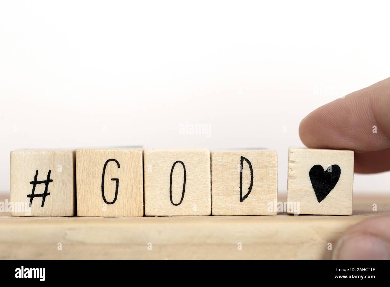 Holzwürfel mit einem Hashtag und das Wort Gottes, social media Konzept Gott ist Liebe Konzept text Hintergrund Stockfoto