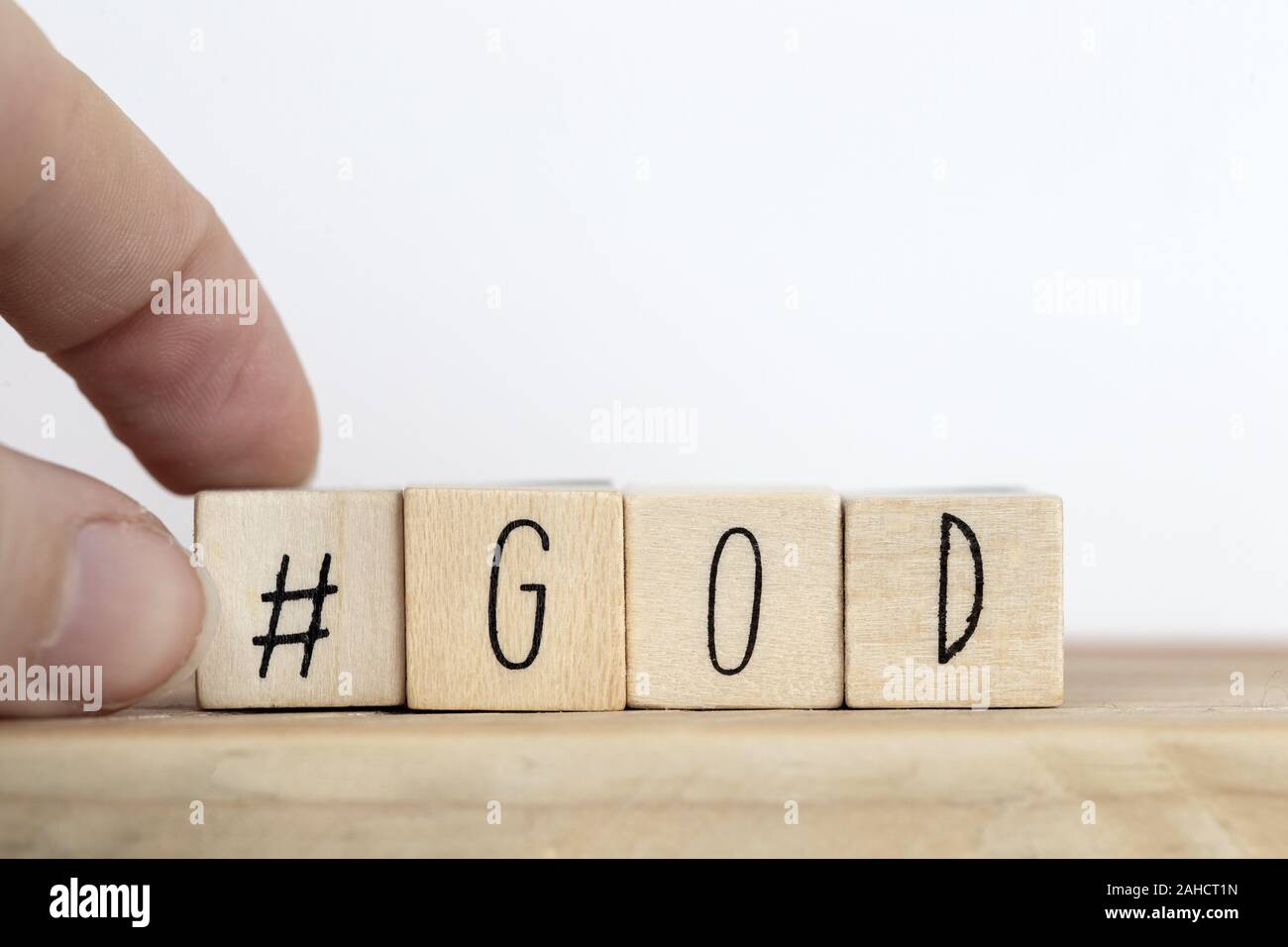 Holzwürfel mit einem Hashtag und das Wort Gottes, social media Konzept Gott ist Liebe Konzept text Hintergrund Stockfoto