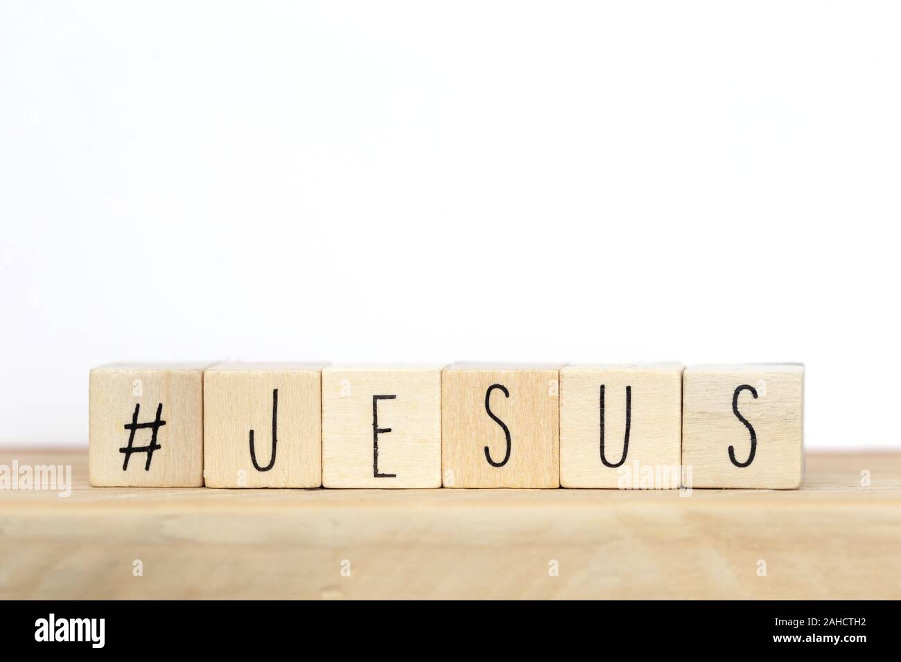 Holzwürfel mit einem Hashtag und das Wort, das Jesus, social media Konzept Gott ist Liebe Konzept text Hintergrund Stockfoto