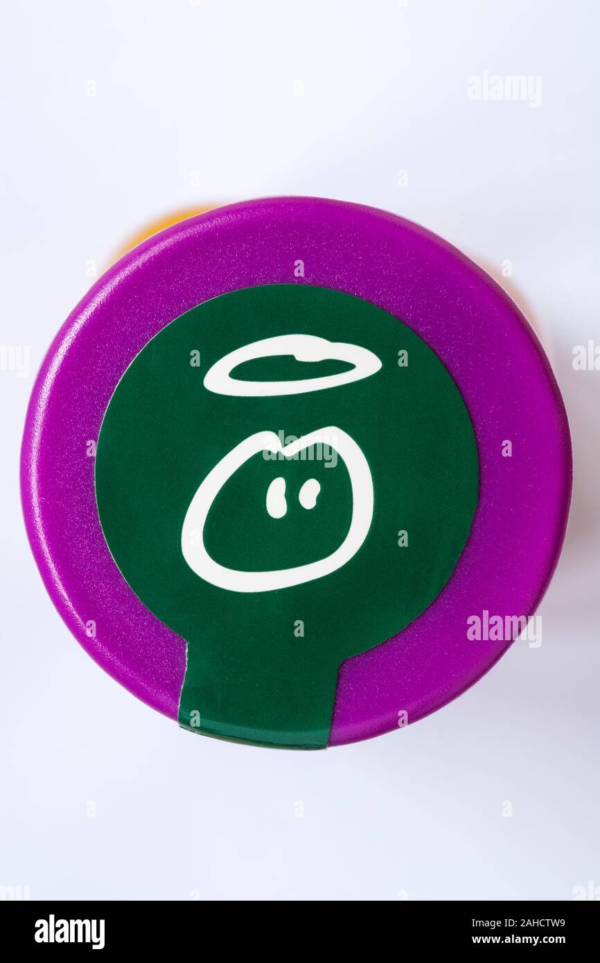 Auf Flasche Unschuldig glatt Apple & Mango Saft trinken auf weißem Hintergrund angezeigt Unschuldige Logo auf der Flasche top isoliert Stockfoto