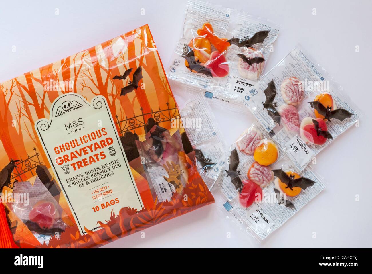 Paket von M&S Ghoulicious Friedhof behandelt zu lecker begraben zu bleiben auf weißem Hintergrund - bereit für Halloween Obst set aromatisierter Gelees Stockfoto