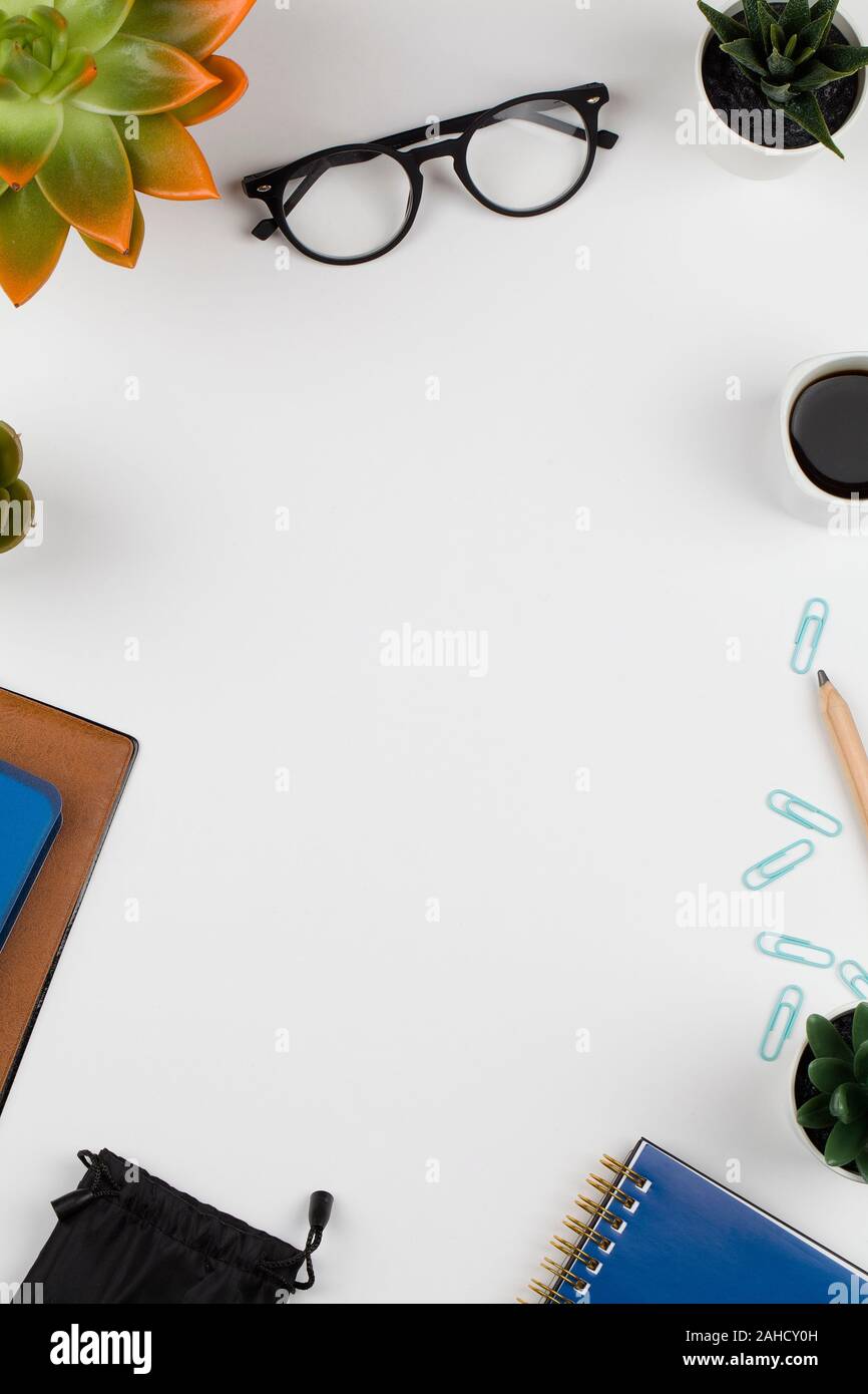Arbeitsplatz Schule, Büro- und Geschäftsausstattung Konzept mit Notebook, Bleistift, Gläser, Kaffee, Blumen auf weißem Hintergrund. Flach, oben Stockfoto