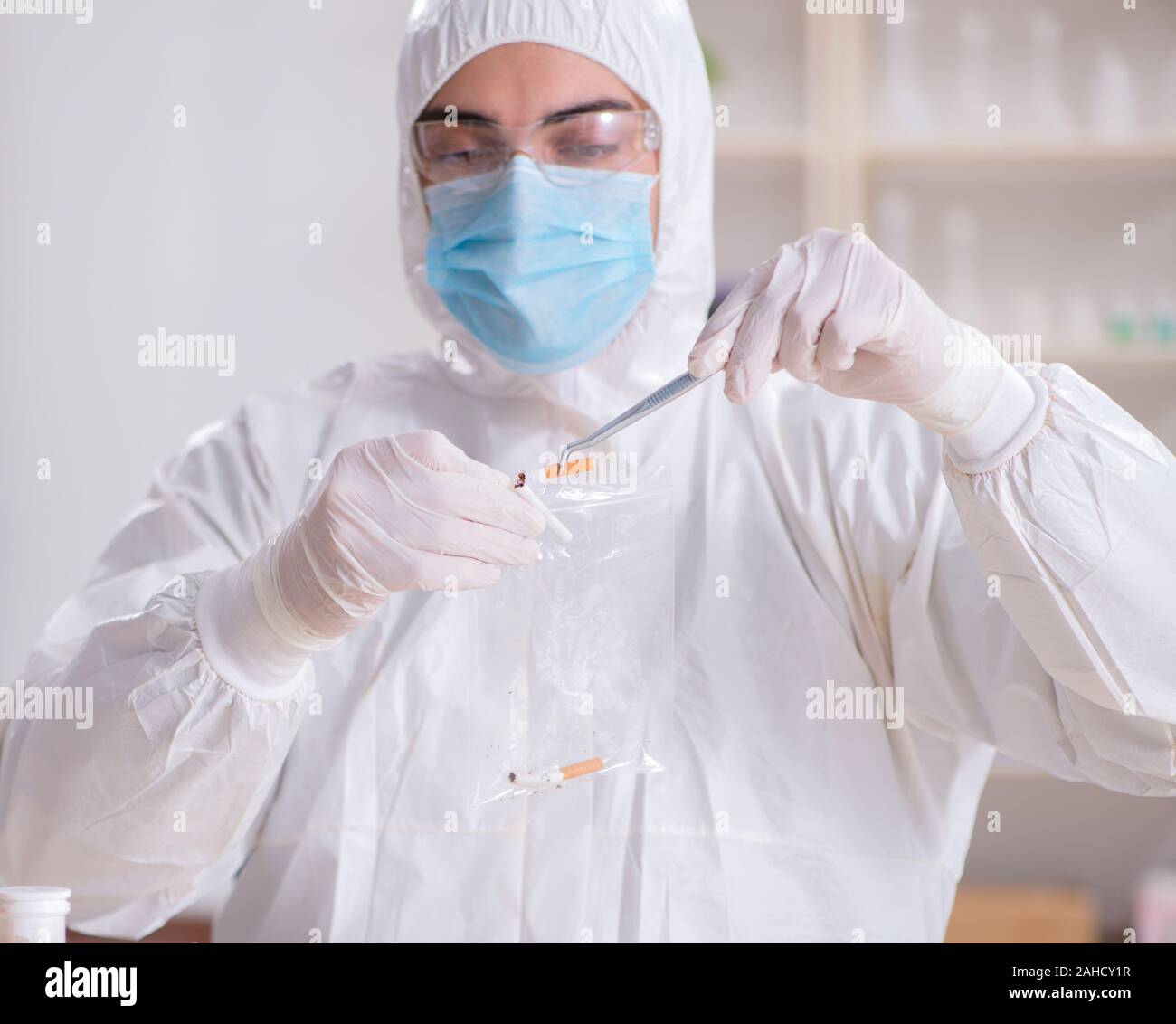 Die Sachverständigen Diplomkriminalist Ing. im Labor arbeiten für Beweise Stockfoto