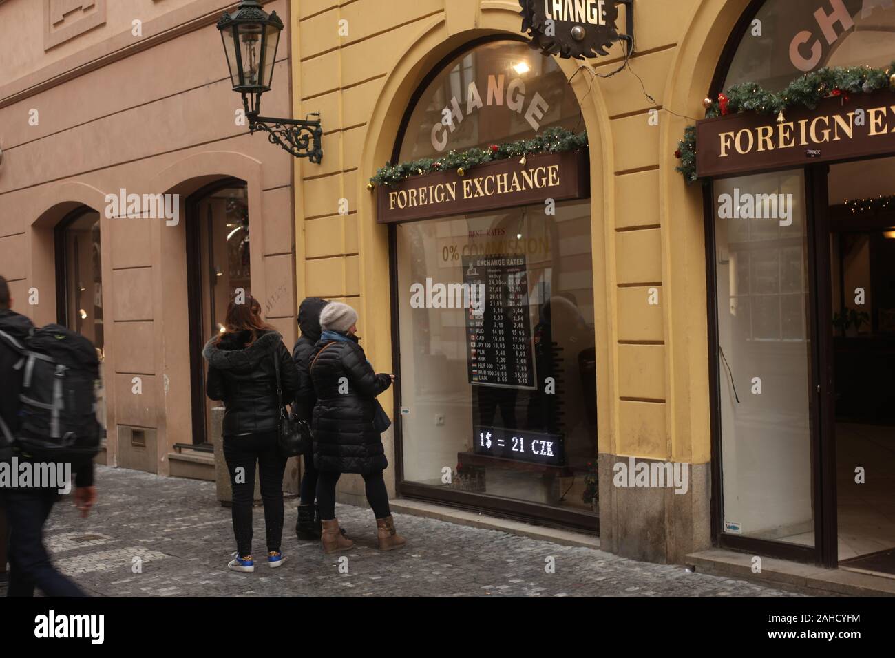 Mehrere Menschen auf der Straße die Kontrolle der Wechselkurse. Prag, Tschechische Republik. Dezember 2019. Stockfoto