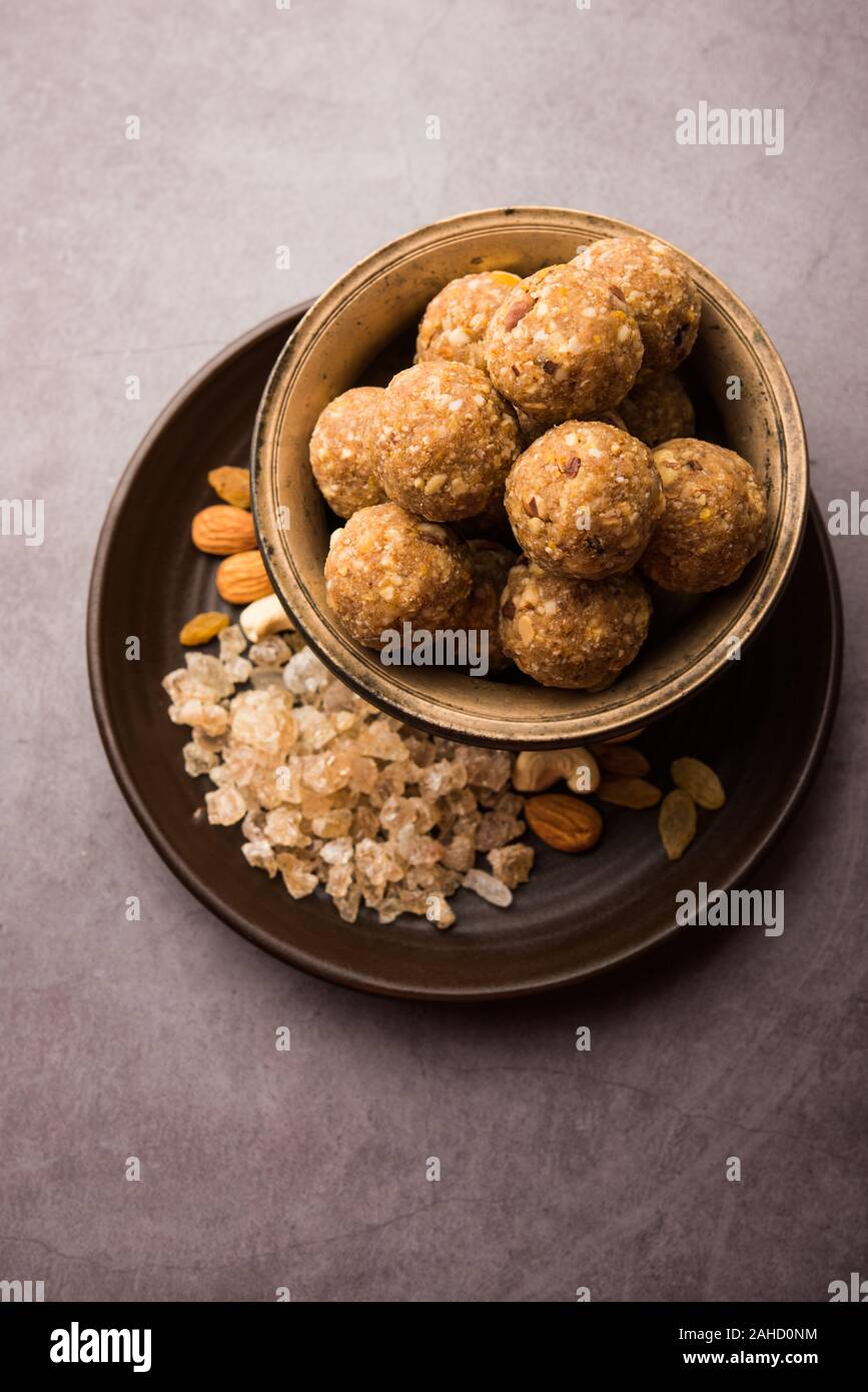 Sweet Dink laddu auch bekannt als Dinkache ladoo oder gond ke laddoo hergestellt aus essbarem Gummi mit trockenen Früchten Stockfoto