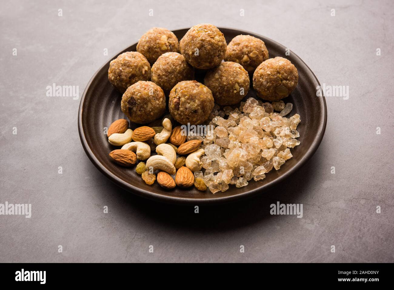 Sweet Dink laddu auch bekannt als Dinkache ladoo oder gond ke laddoo hergestellt aus essbarem Gummi mit trockenen Früchten Stockfoto