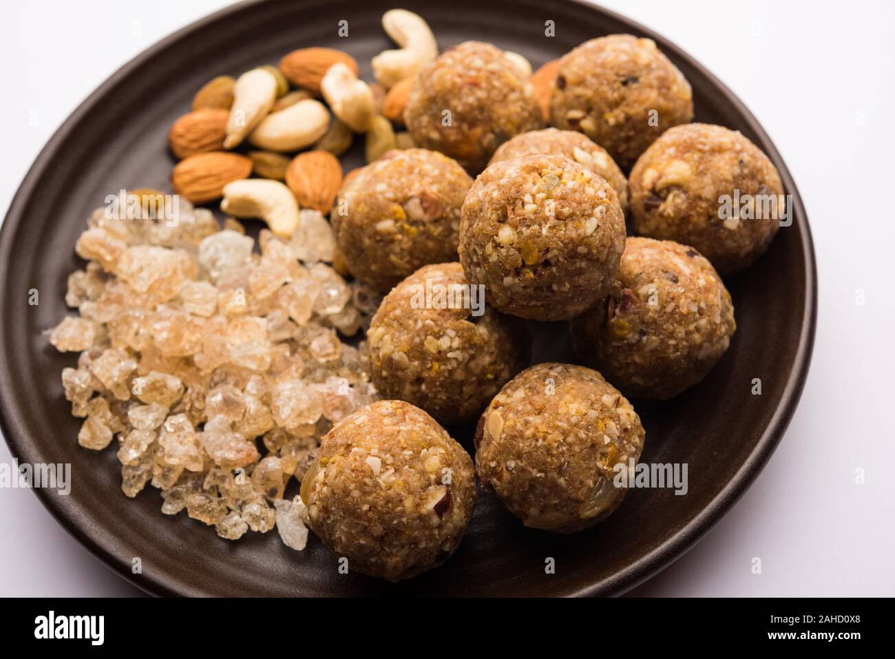 Sweet Dink laddu auch bekannt als Dinkache ladoo oder gond ke laddoo hergestellt aus essbarem Gummi mit trockenen Früchten Stockfoto