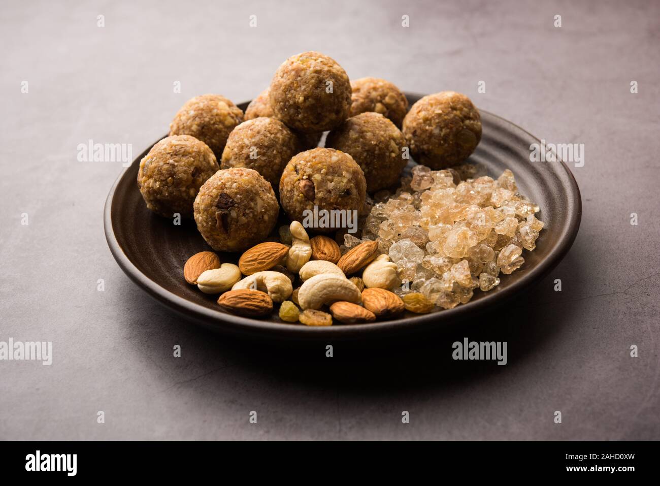 Sweet Dink laddu auch bekannt als Dinkache ladoo oder gond ke laddoo hergestellt aus essbarem Gummi mit trockenen Früchten Stockfoto