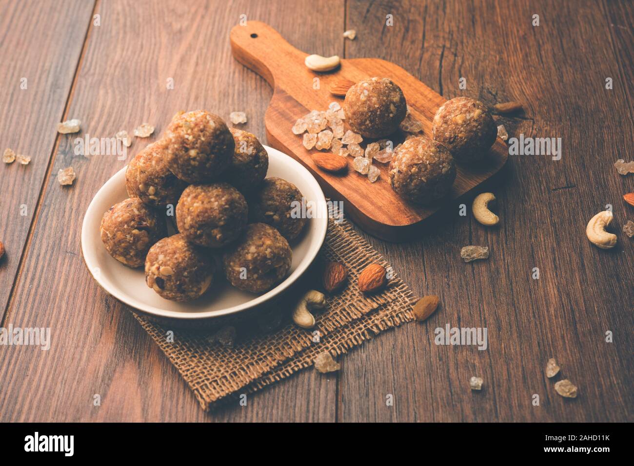 Sweet Dink laddu auch bekannt als Dinkache ladoo oder gond ke laddoo hergestellt aus essbarem Gummi mit trockenen Früchten Stockfoto