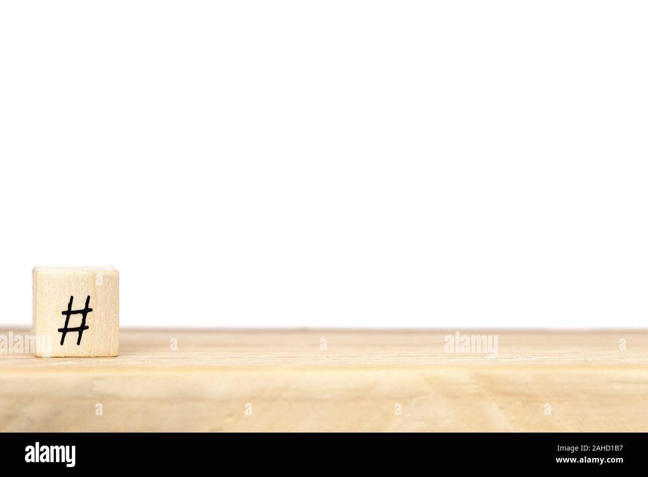 Holzwürfel mit hashtag in der Nähe von weißen Hintergrund, social media Konzept, Platz für Text Stockfoto