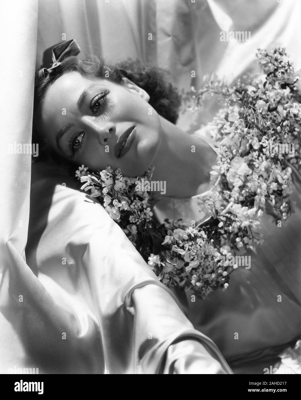 JOAN CRAWFORD 1935 Porträt von George Hurrell Werbung für Ich lebe mein Leben Regisseur W.S. Van Dyke Kleid von Gilbert Adrian Metro Goldwyn Mayer Stockfoto
