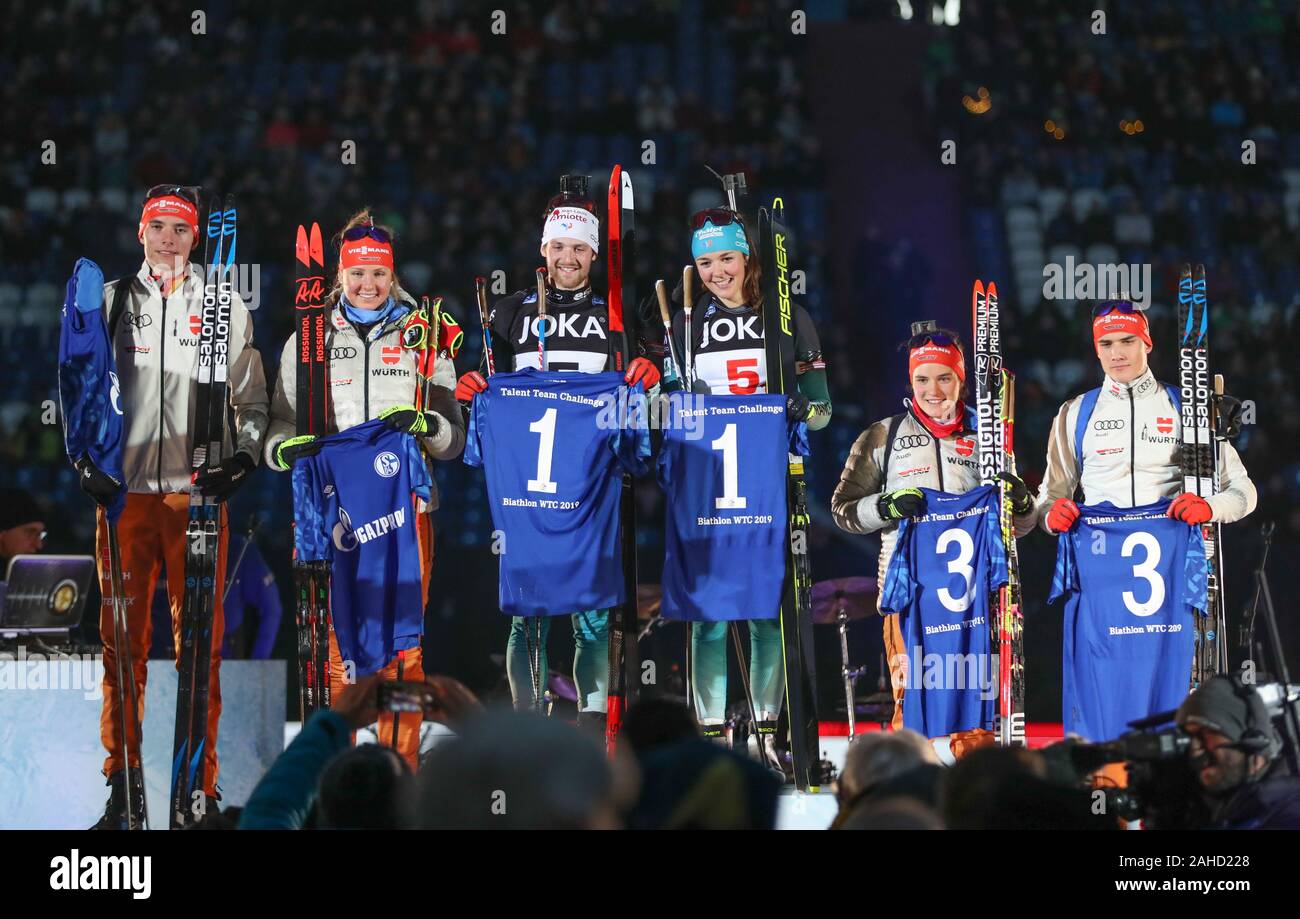 Gelsenkirchen, Deutschland. 28 Dez, 2019. Die deutschen Biathleten Lisa Funke (L-R) und Philipp Lipowitz (Platz 2), der Französischen Biathleten Camille Bened und Sebastien Mahon (Platz 1) und die deutschen Biathleten Sabrina Braun und Julian Hollandt (3. Platz) werden auf dem Podium nach dem Talent Team Challenge im Vorfeld der 18. Biathlon World Team Challenge (WTC) in der Veltins Arena auf Schalke. Der Wettbewerb findet in und um das Stadion des FC Schalke 04, die Fußball-Bundesliga Club. Credit: Friso Gentsch/dpa/Alamy leben Nachrichten Stockfoto