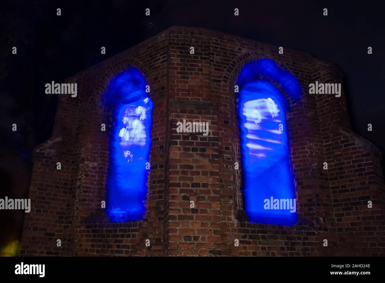 Lichteffekte in den Fenstern der Ruinen des Heiligen Geist Kirche während ein Musikfestival in Jarocin, Polen Stockfoto