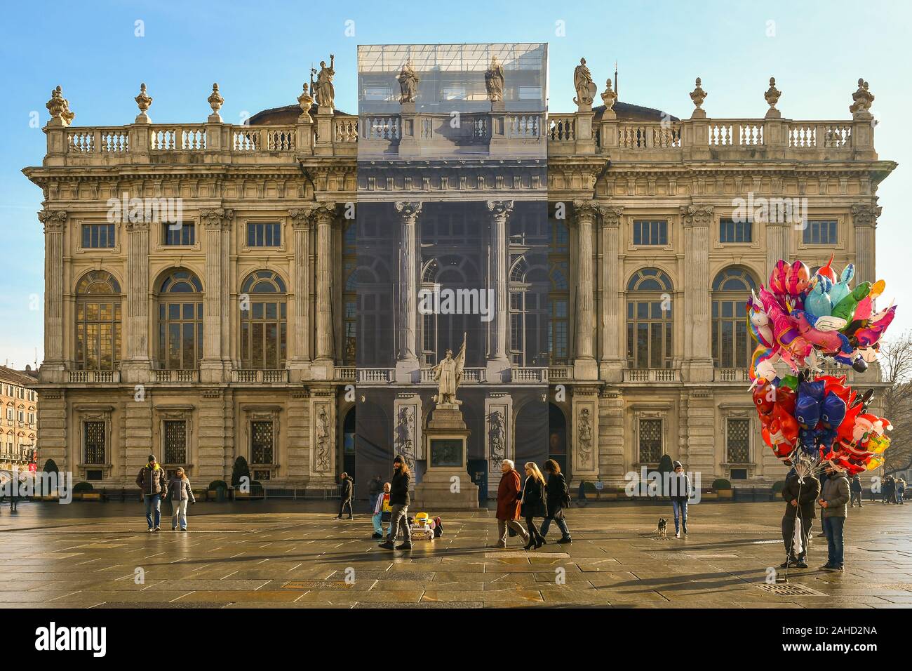 Palazzo Madama von Filippo Juvarra mit Menschen zu Fuß und ein Ballon Verkäufer an einem sonnigen Wintertag in Piazza Castello, Turin, Piemont, Italien Stockfoto
