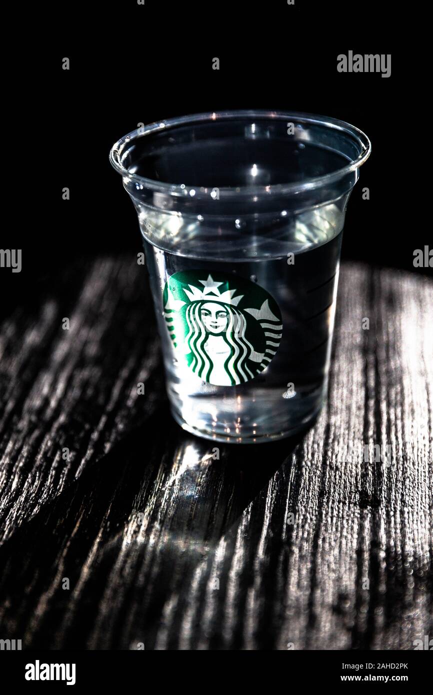 Ein Starbucks Plastikbecher mit Wasser gefüllt. Stockfoto