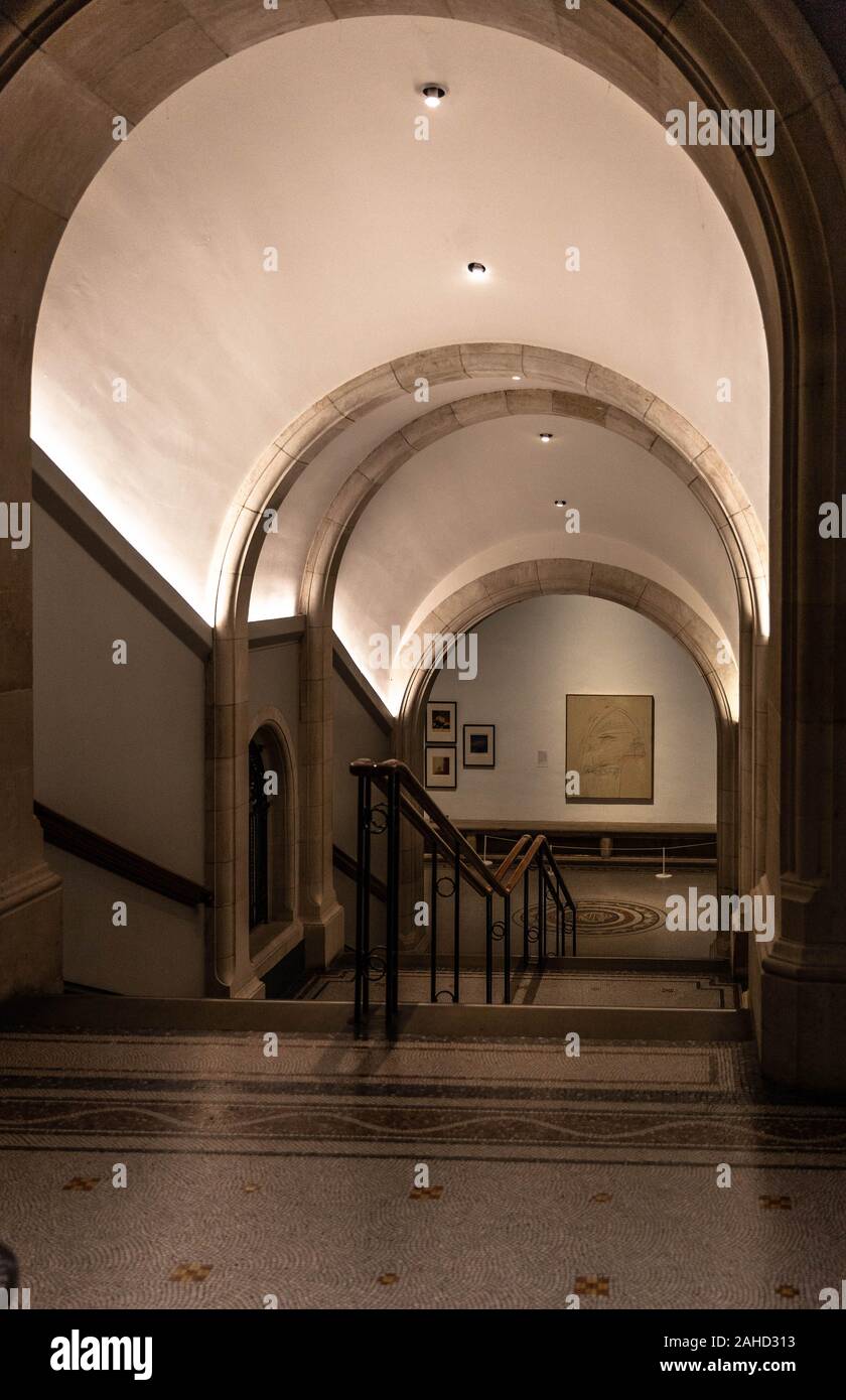 Gewölbter Flur in der National Portrait Gallery, London, England, Großbritannien. Stockfoto