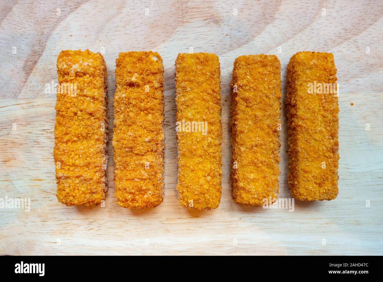 Flach von fischstäbchen auf einer hölzernen Schneidebrett. Stockfoto