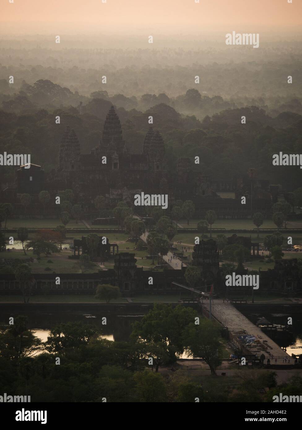 Luftaufnahme auf die Tempelanlage Angkor Wat und antiken Stadt Angkor bei Sonnenaufgang auf einem nebligen Morgen, Siem Reap, Kambodscha Stockfoto