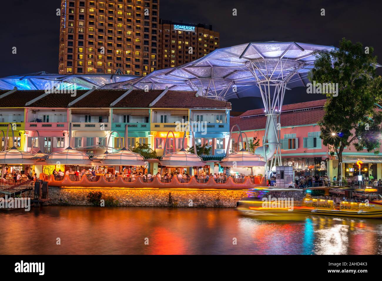 Singapore River bei Nacht, bunten Restaurants am Kai, Hip-Hop Party Quartal Clarke Quay, übergroße Sonnenschirme für die Passage, in der Nacht, Sin Stockfoto