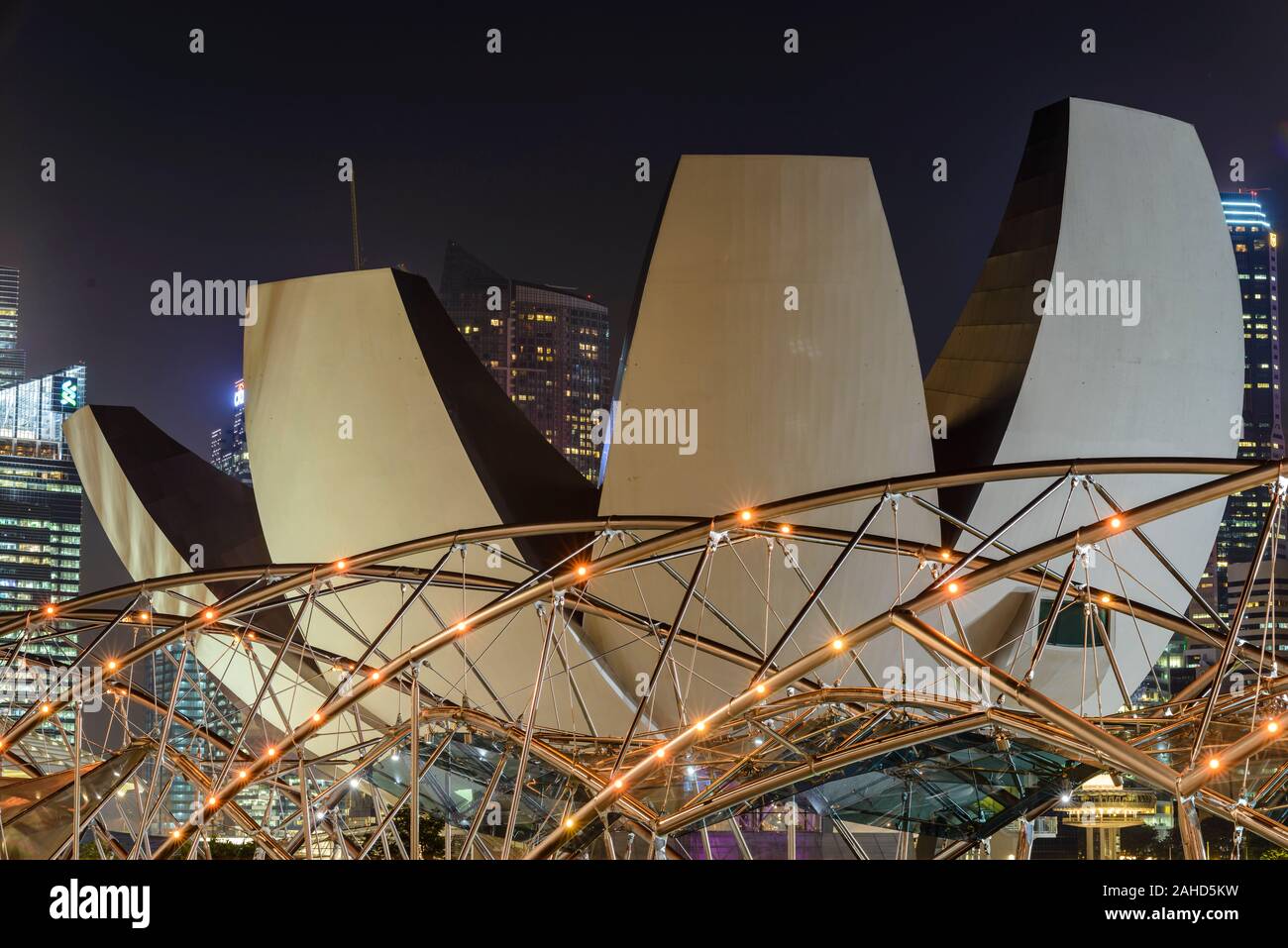 Marina Bay Sands, Kunst- und Wissenschaftsmuseum, Helium-Brücke in der Nacht, Wolkenkratzer vom Financial District an der Rückseite, Singapur Stockfoto