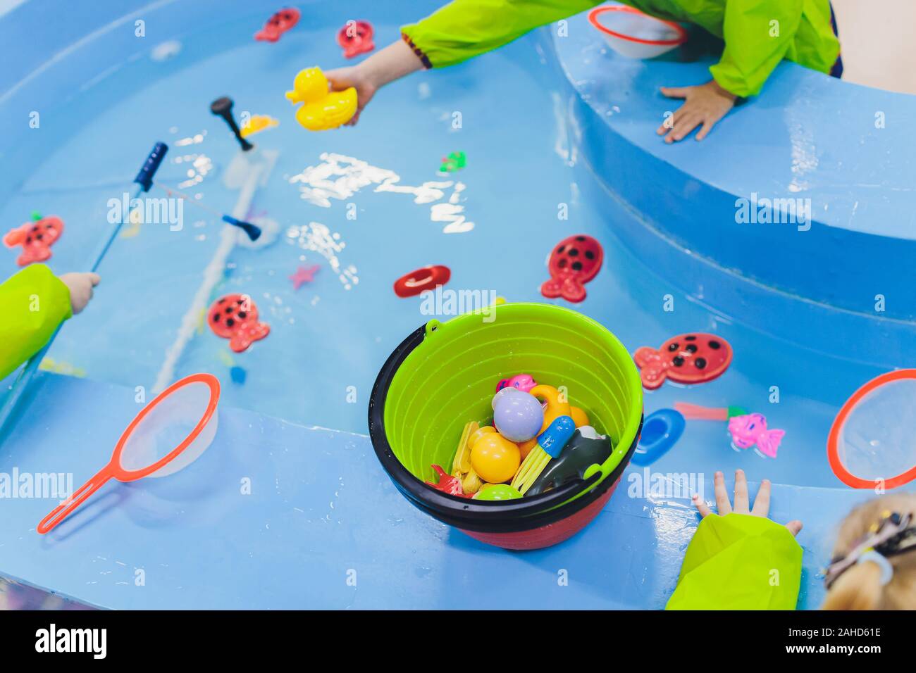 Angeln im Planschbecken. Kinderspielzeug im Pool. Spielzeug Fische angeln.  Fröhliche Kinder Angeln, Angeln im Planschbecken Stockfotografie - Alamy