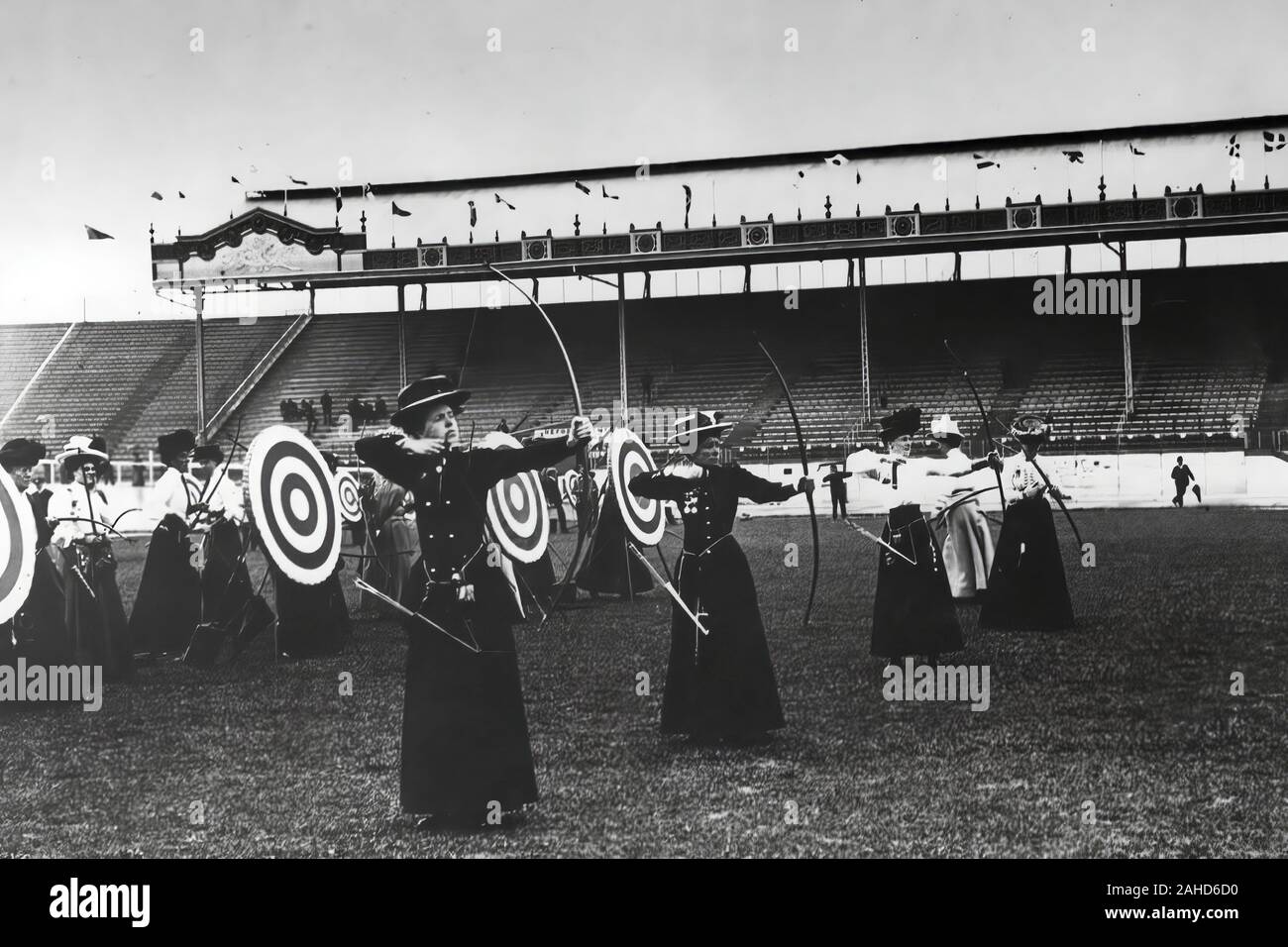 Bogenschießen der Frauen bei den Olympischen Sommerspielen 1908 in London Stockfoto