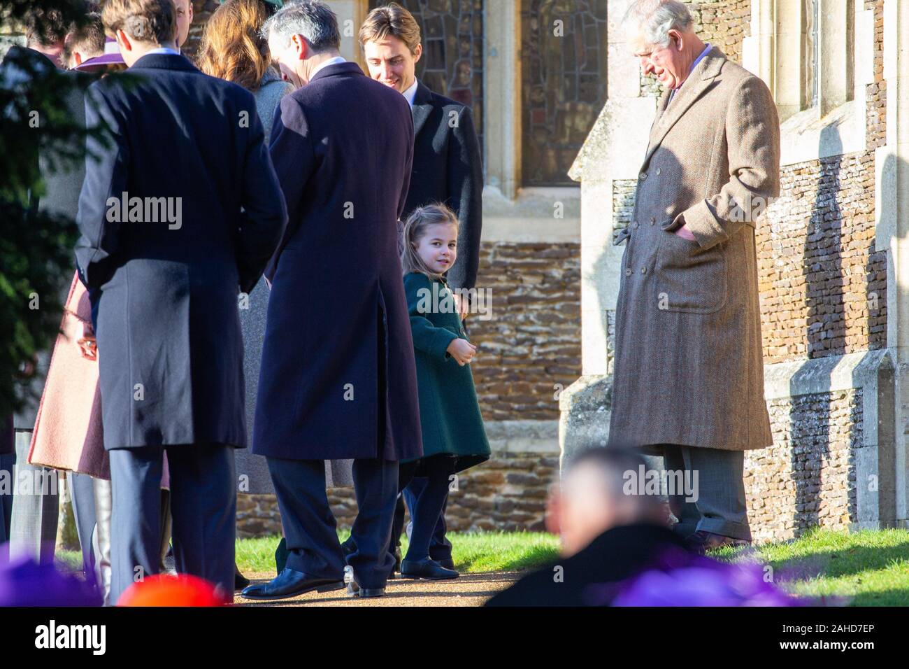 Bild vom 25. Dezember zeigt Prinzessin Charlotte beobachten die Königin am Weihnachtstag morgens Gottesdienst in der St. Maria Magdalena Kirche in Sandringham, Norfolk ankommen. Prinz Andrew hielt ein niedriges Profil als Mitglieder der Königlichen Familie Weihnachten Gottesdienste in Sandringham in Norfolk besucht. Als sich aber eine große Volksmenge sah die Königin und Familie kommen für die wichtigsten 11 am Service, der Prinz eine frühere Service besucht. Prinz Andrew wurde auch abwesend als Familie Mitglieder verließen die Kirche nach dem Service für die Mitglieder der Öffentlichkeit begrüßen. Prinz Philip, der aus dem Krankenhaus entlassen worden war Stockfoto