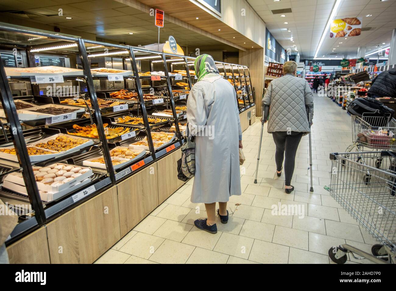 Lebensmittelgeschäft Käufer an einen LIDL Supermarkt ihre festlichen Essen und Wein vor Weihnachten, England, Vereinigtes Königreich, Stockfoto