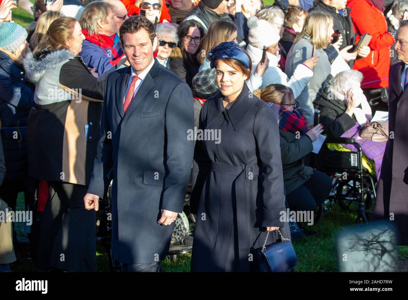 Bild vom 25. Dezember zeigt Jack Brooksbank und Prinzessin Eugenie von York, am Weihnachtstag morgens Gottesdienst in der St. Maria Magdalena Kirche in Sandringham, Norfolk. Prinz Andrew hielt ein niedriges Profil als Mitglieder der Königlichen Familie Weihnachten Gottesdienste in Sandringham in Norfolk besucht. Als sich aber eine große Volksmenge sah die Königin und Familie kommen für die wichtigsten 11 am Service, der Prinz eine frühere Service besucht. Prinz Andrew wurde auch abwesend als Familie Mitglieder verließen die Kirche nach dem Service für die Mitglieder der Öffentlichkeit begrüßen. Prinz Philip, der aus dem Krankenhaus entlassen worden war Stockfoto