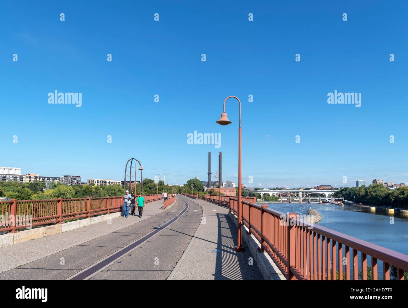 Wanderer auf der Steinbogenbrücke, Mississippi, Minneapolis, Minnesota, USA Stockfoto