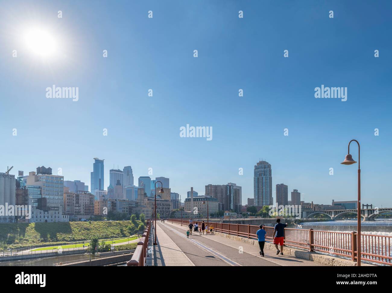Die Skyline der Innenstadt von der Steinbogenbrücke, Mississippi, Minneapolis, Minnesota, USA Stockfoto