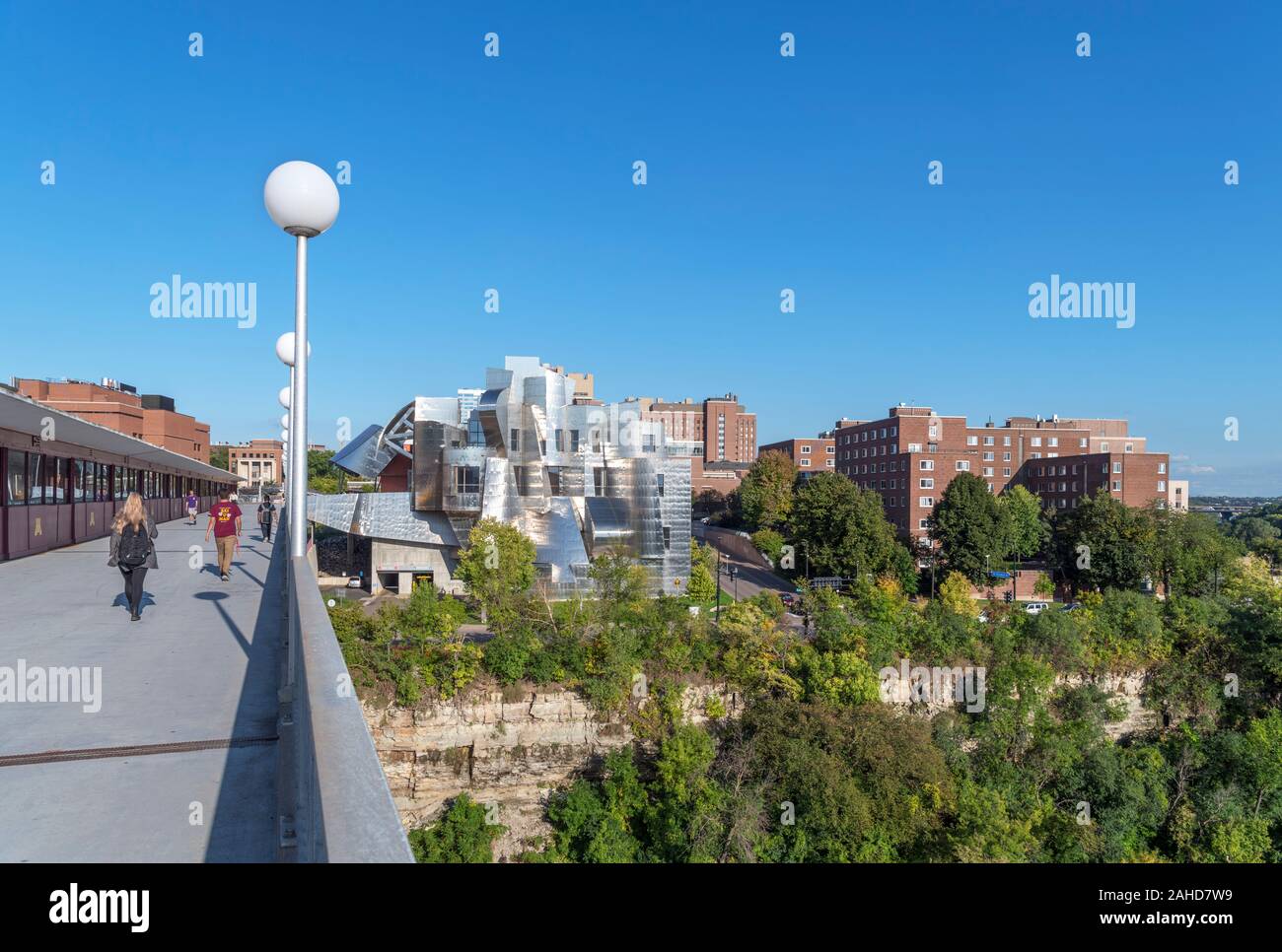 Frank Gehry entworfen, Weisman Art Museum und Universität von Minnesota Campus von Washington Avenue Fußgängerbrücke, Minneapolis, Minnesota, USA gesehen Stockfoto