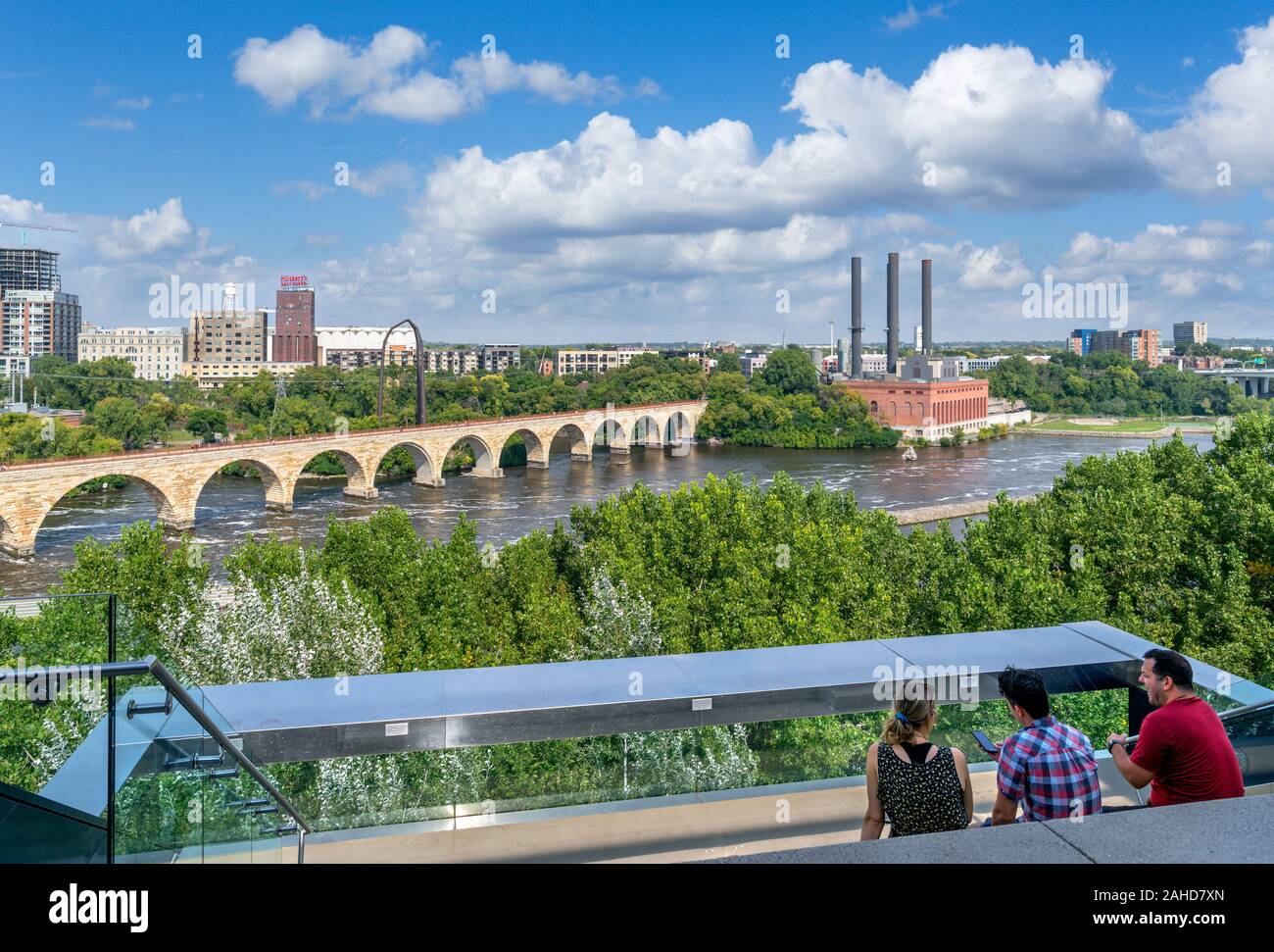 Blick von der endlosen Brücke über die Steinbogenbrücke, Mississippi und St Anthony Falls, Guthrie Theatre, Minneapolis, Minnesota, USA Stockfoto