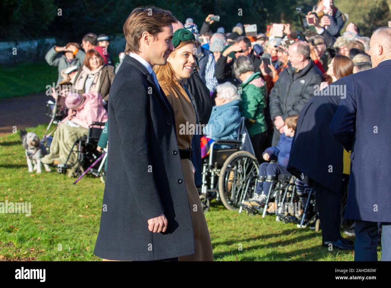 Bild vom 25. Dezember zeigt Prinzessin Beatrice und Fianc, Edoardo Mapelli Mozzi, am Weihnachtstag morgens Gottesdienst in der St. Maria Magdalena Kirche in Sandringham, Norfolk. Prinz Andrew hielt ein niedriges Profil als Mitglieder der Königlichen Familie Weihnachten Gottesdienste in Sandringham in Norfolk besucht. Als sich aber eine große Volksmenge sah die Königin und Familie kommen für die wichtigsten 11 am Service, der Prinz eine frühere Service besucht. Prinz Andrew wurde auch abwesend als Familie Mitglieder verließen die Kirche nach dem Service für die Mitglieder der Öffentlichkeit begrüßen. Prinz Philip, der hos freigegeben wurde Stockfoto