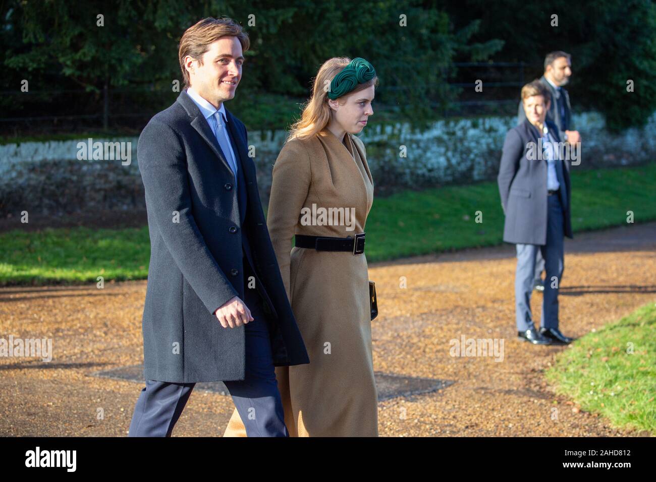 Bild vom 25. Dezember zeigt Prinzessin Beatrice und Fianc, Edoardo Mapelli Mozzi, am Weihnachtstag morgens Gottesdienst in der St. Maria Magdalena Kirche in Sandringham, Norfolk. Prinz Andrew hielt ein niedriges Profil als Mitglieder der Königlichen Familie Weihnachten Gottesdienste in Sandringham in Norfolk besucht. Als sich aber eine große Volksmenge sah die Königin und Familie kommen für die wichtigsten 11 am Service, der Prinz eine frühere Service besucht. Prinz Andrew wurde auch abwesend als Familie Mitglieder verließen die Kirche nach dem Service für die Mitglieder der Öffentlichkeit begrüßen. Prinz Philip, der hos freigegeben wurde Stockfoto