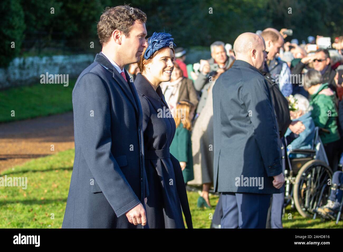 Bild vom 25. Dezember zeigt Jack Brooksbank und Prinzessin Eugenie von York, am Weihnachtstag morgens Gottesdienst in der St. Maria Magdalena Kirche in Sandringham, Norfolk. Prinz Andrew hielt ein niedriges Profil als Mitglieder der Königlichen Familie Weihnachten Gottesdienste in Sandringham in Norfolk besucht. Als sich aber eine große Volksmenge sah die Königin und Familie kommen für die wichtigsten 11 am Service, der Prinz eine frühere Service besucht. Prinz Andrew wurde auch abwesend als Familie Mitglieder verließen die Kirche nach dem Service für die Mitglieder der Öffentlichkeit begrüßen. Prinz Philip, der aus dem Krankenhaus entlassen worden war Stockfoto