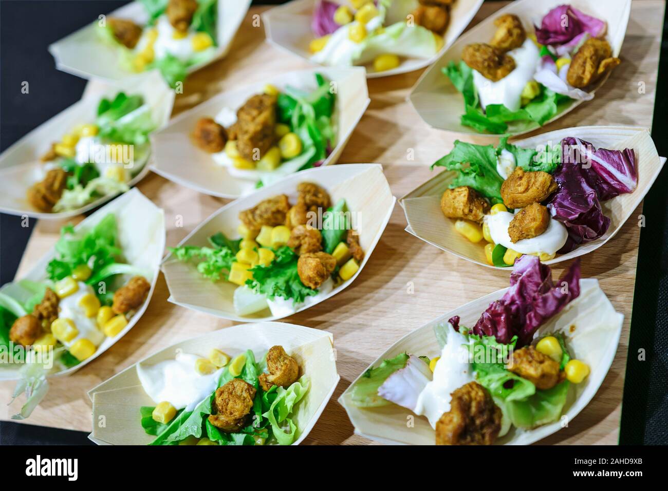 Set an gesunden und schmackhaften Vorspeisen in organischen Holzschalen in Nahaufnahme Stockfoto