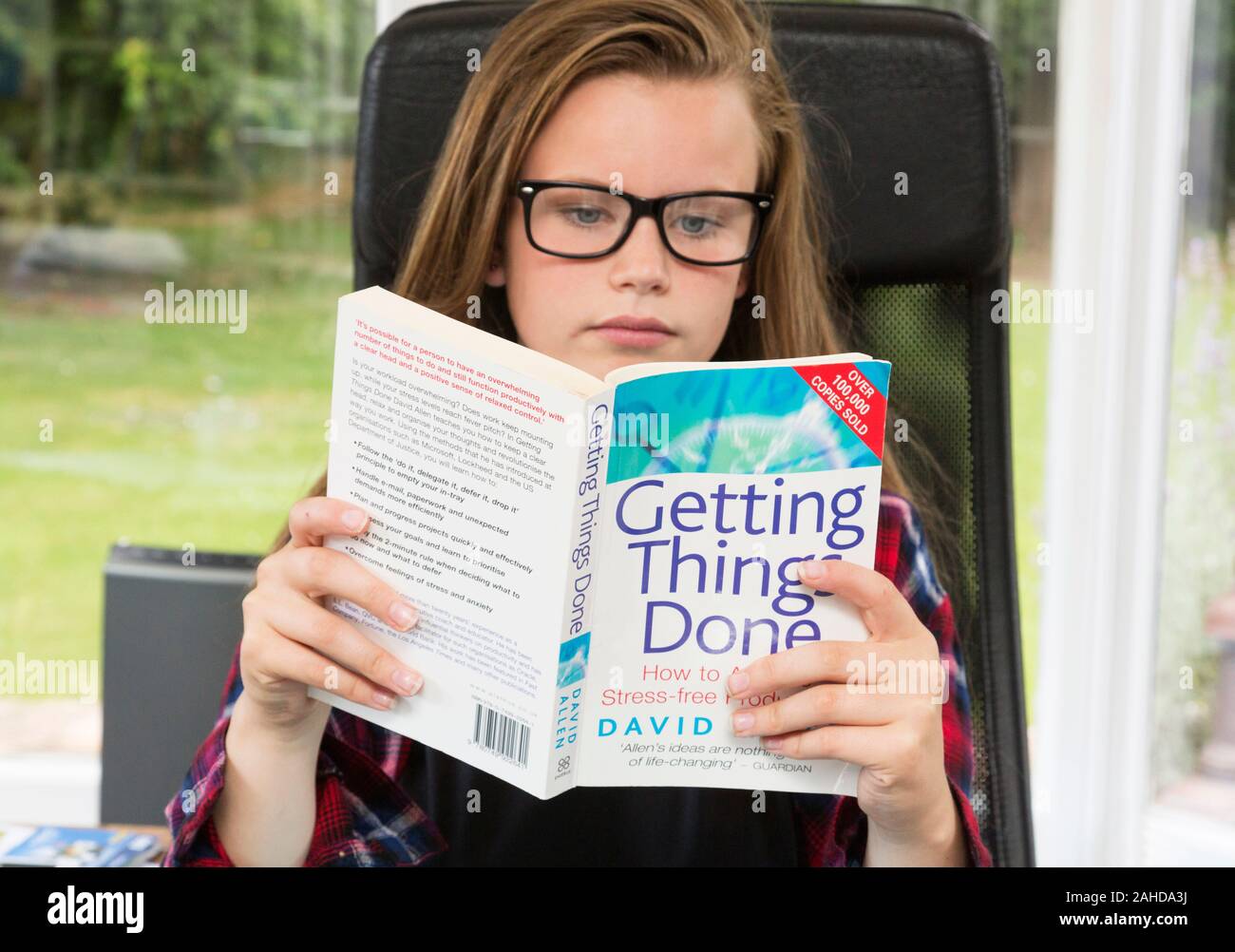 Mädchen lesen Motivbuch Stockfoto