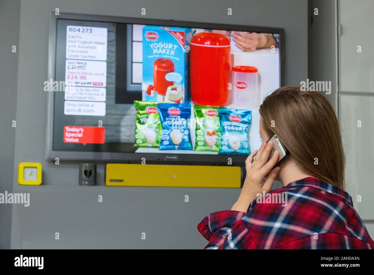 Junge Mädchen im Fernsehen Stockfoto