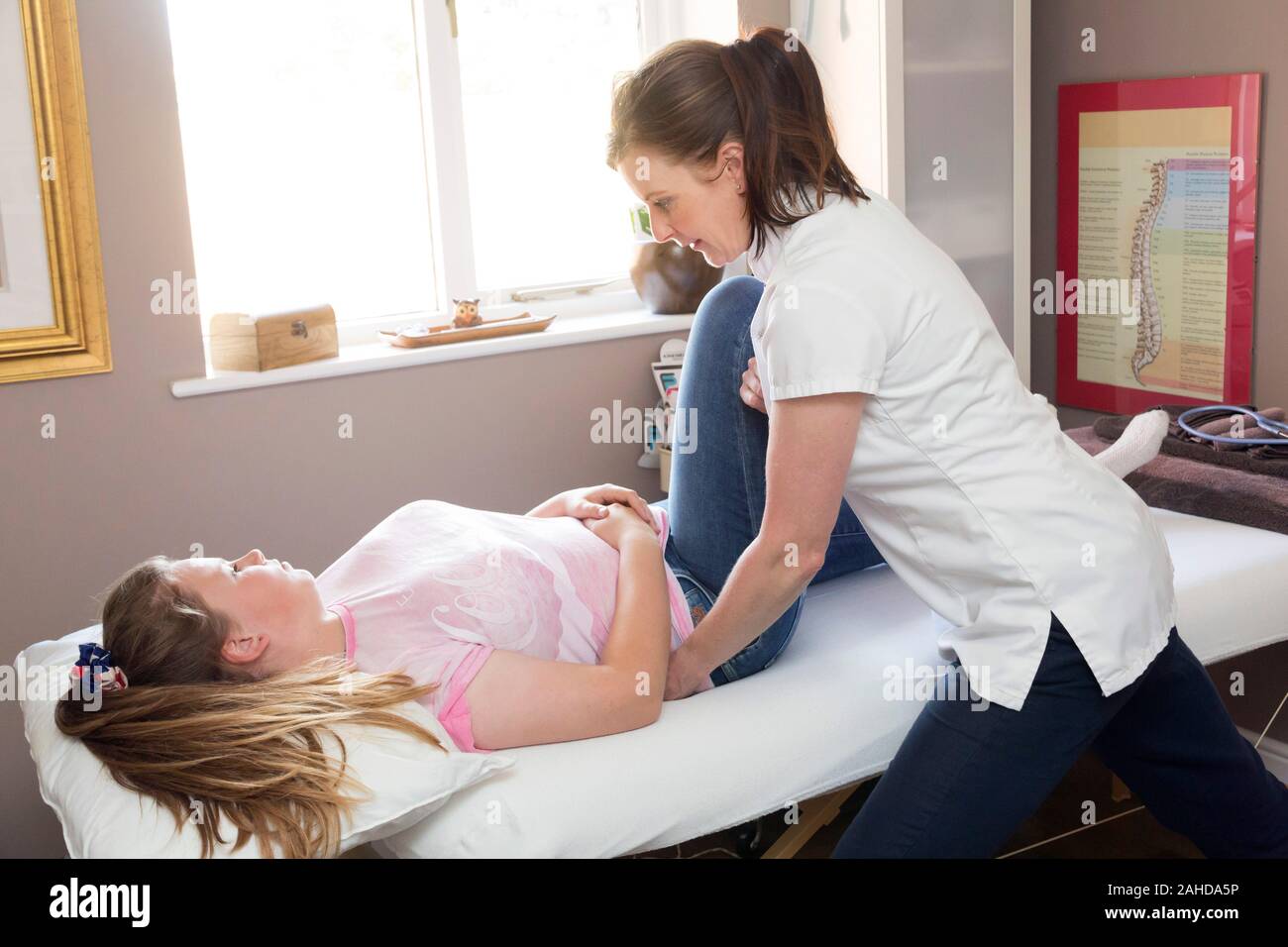 Sport Massage therapist Behandlung Jugendmädchen Stockfoto