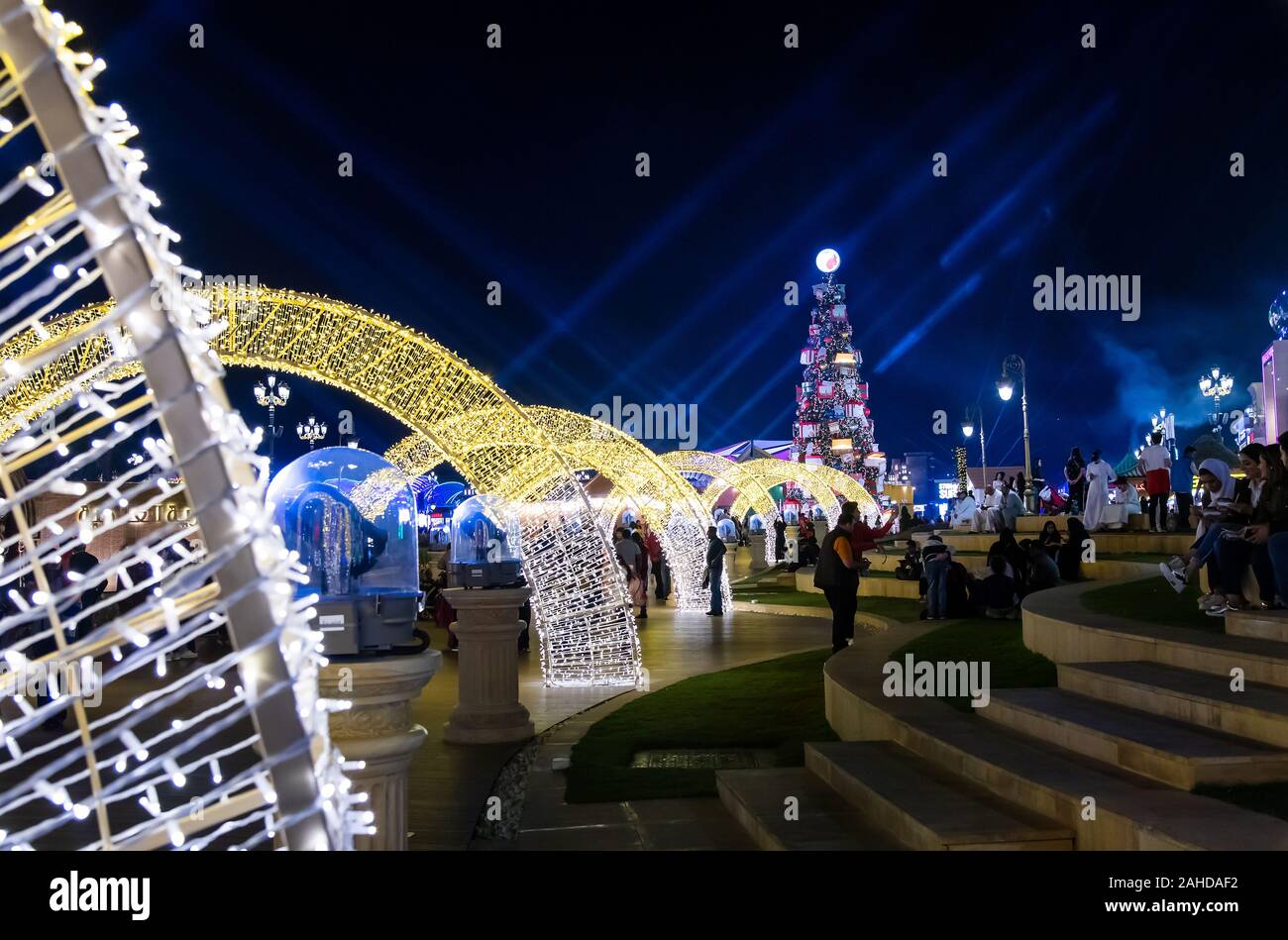 Dubai, Vereinigte Arabische Emirate - Dezember 26, 2018: Global Village mit großen Weihnachtsbaum und Winterurlaub Dekorationen in Dubai, VAE. Eine der am meisten Stockfoto